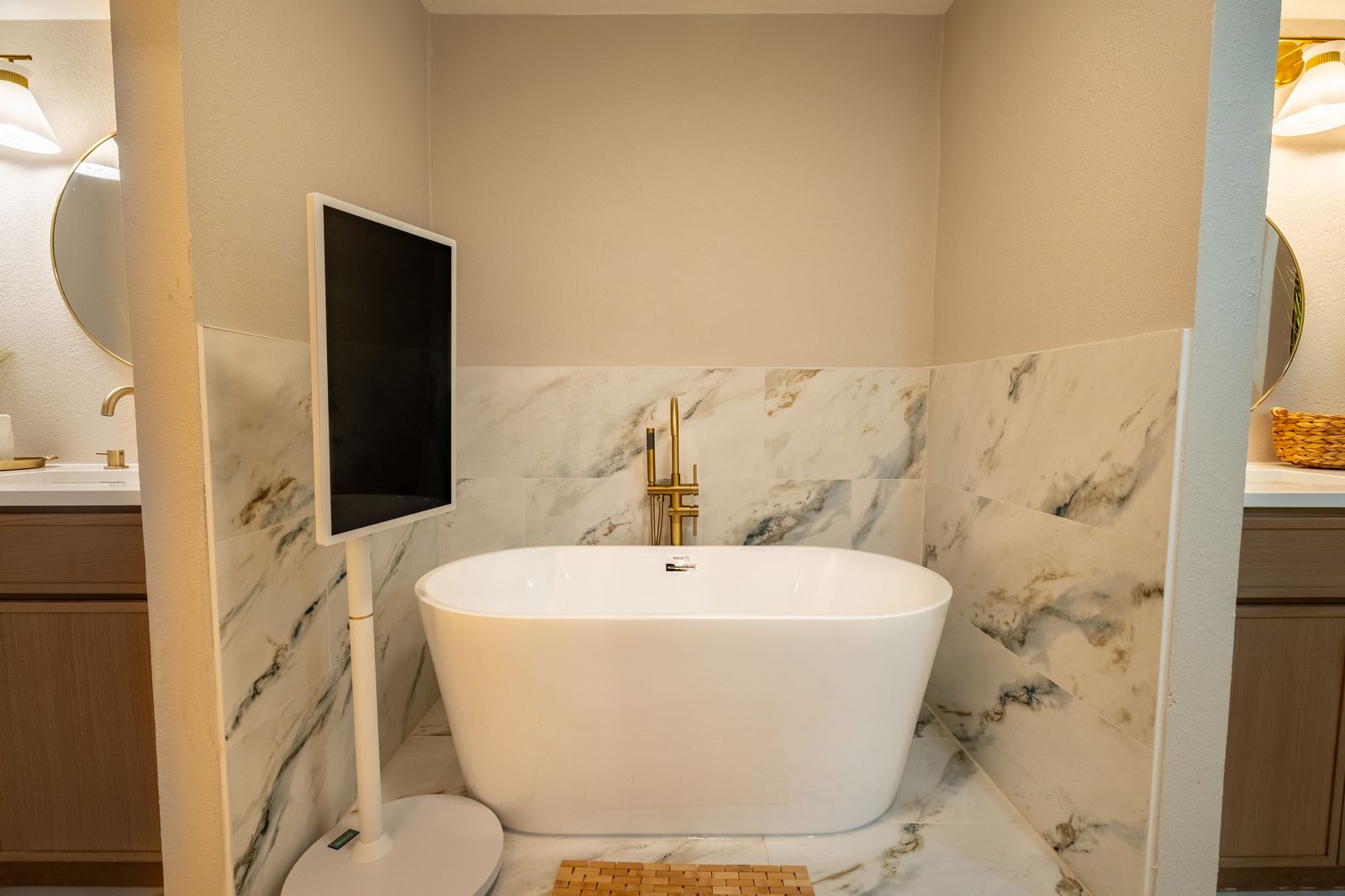 Lakeshore &nbsp;&middot;&nbsp; Soaking Tub - After